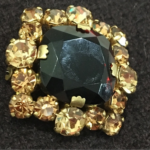Dark brown cut glass surrounded by golden rhinestones, this is a vintage pin. - Picture 4 of 9